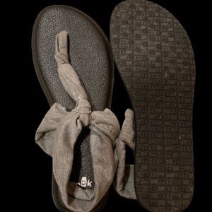 Sanuk grey flip flops size 6
